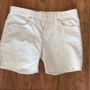 Gap 1969 boyfriend white shorts